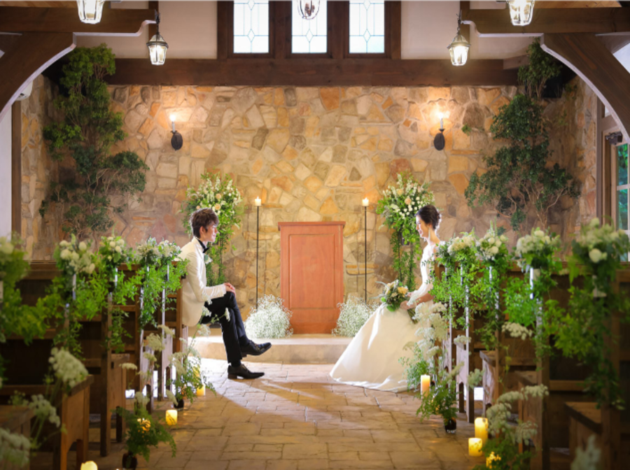 ■森に囲まれたモダンクラシックな空間と、ピアノやフルートなどの流れる生演奏のハーモニーで非日常感を演出。素敵なひと時をお約束いたします